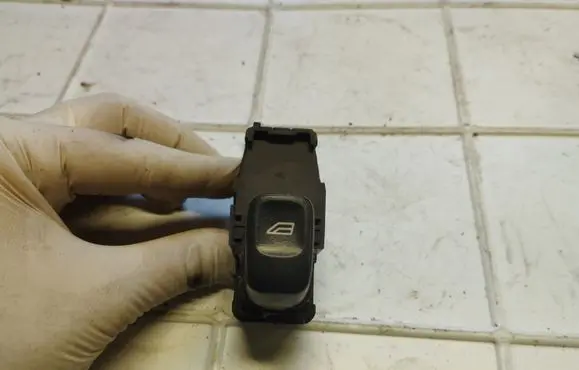Volvo S60 Electric window control switch 8685288