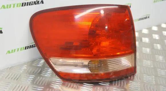 Toyota Avensis Verso Rear/tail lights E137652