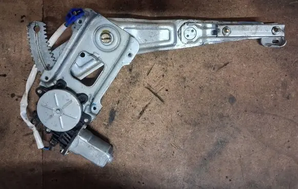 Subaru Forester SF Rear window lifting mechanism without motor 