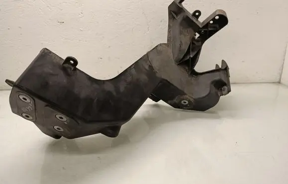 Jeep Grand Cherokee Headlight/headlamp mounting bracket M149789