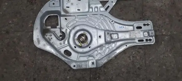 Hyundai Tucson JM Front window lifting mechanism without motor 82480-2E010