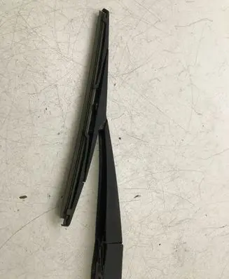 Rear wiper blade arm