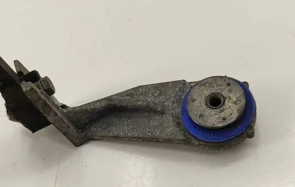 Radiator mount bracket