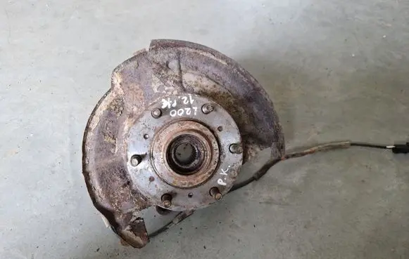 Mitsubishi L200 Front wheel hub spindle knuckle