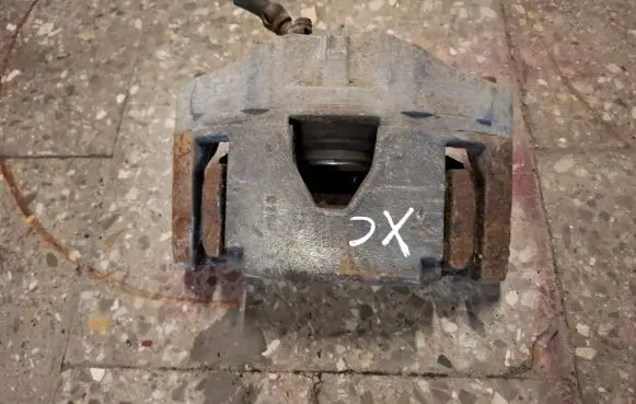Volvo XC90 Front brake caliper 30657307