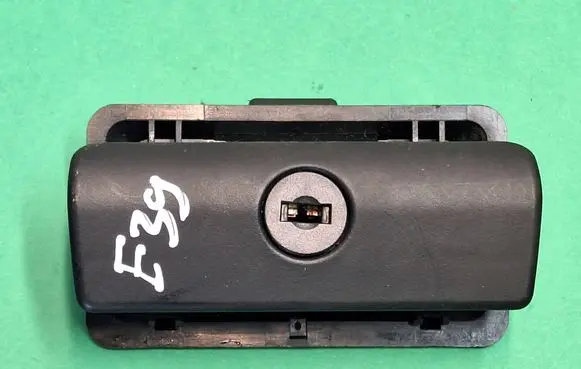 BMW 5 E39 Glove box opening button 