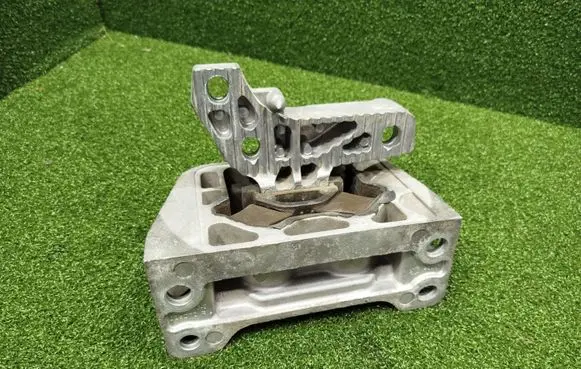 Engine mount bracket