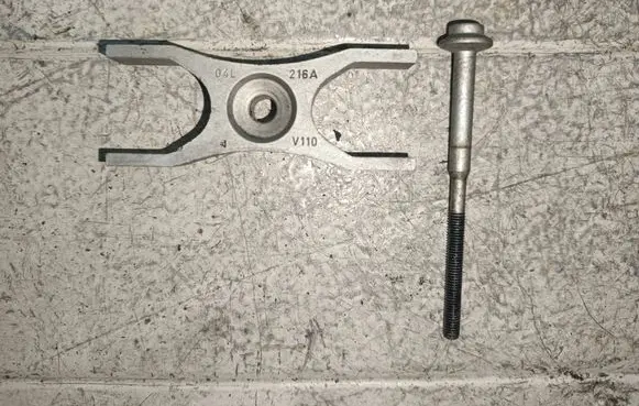 Audi A6 S6 C7 4G Fuel Injector clamp holder 04L216A