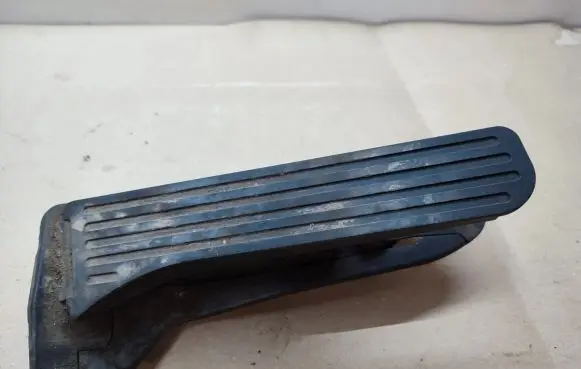 Volkswagen Tiguan Accelerator throttle pedal 65102100