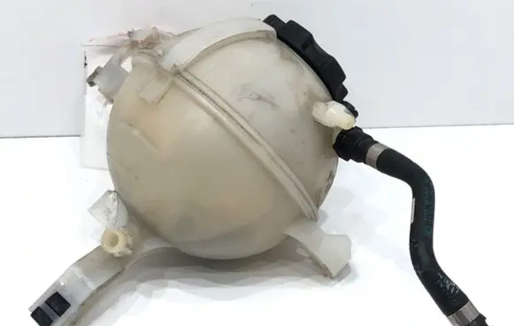 BMW 5 G30 G31 G38 Coolant expansion tank/reservoir 8610654