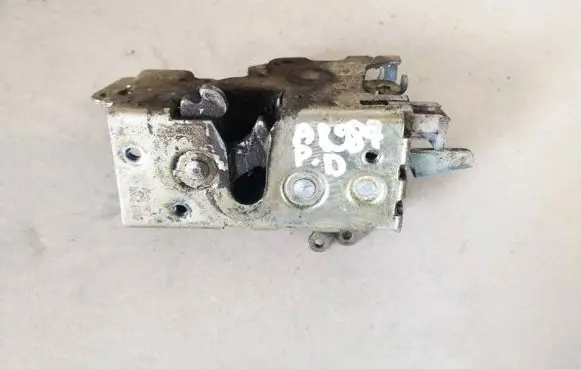 Volkswagen II LT Front door lock 9017200235