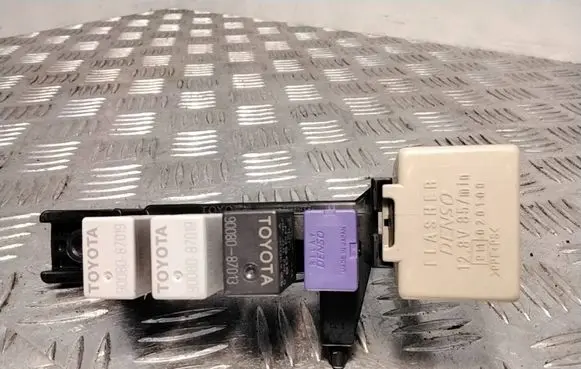 Toyota Avensis T250 Fuse box set 8198005040 MB0665005340 0332017300