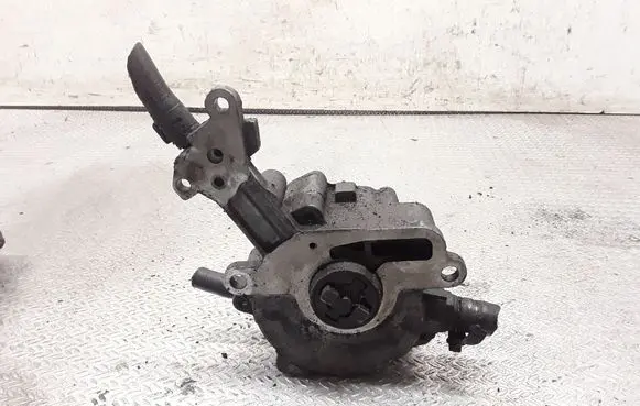 Volkswagen Touran I Vacuum pump 038145209C