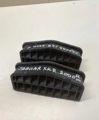 Jaguar XK8 - XKR Quarter panel pressure vent HJA3721AA LJA3721AA