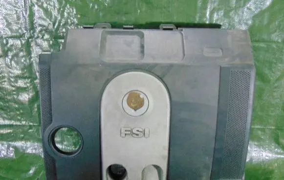 Volkswagen Golf V Engine cover (trim) 03C129607K