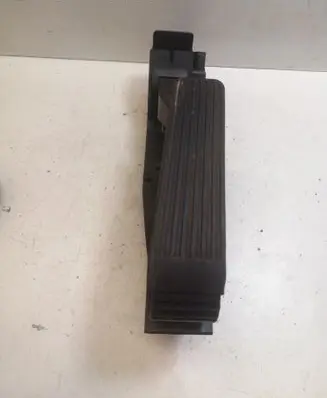 Mercedes-Benz E W211 Accelerator throttle pedal A2113000504