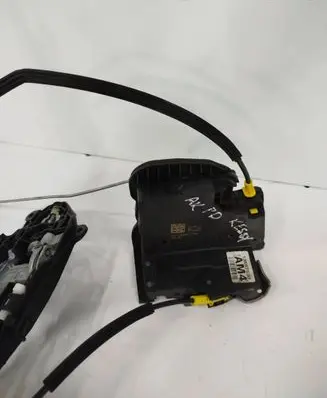 Opel Astra K Front door lock 13597530
