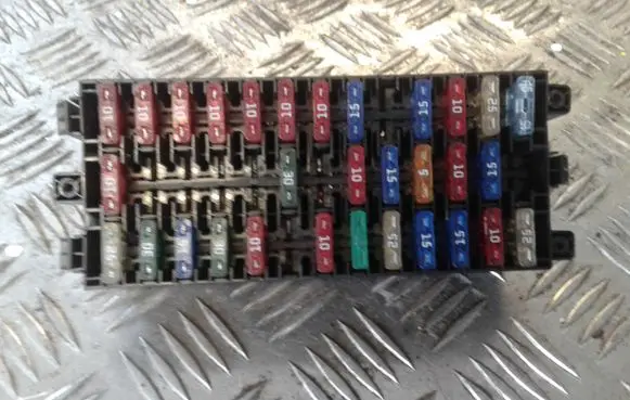 Renault Trafic II (X83) Fuse module