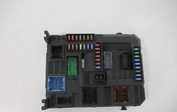 Peugeot 2008 I Fuse module 9807532080 BSIN03