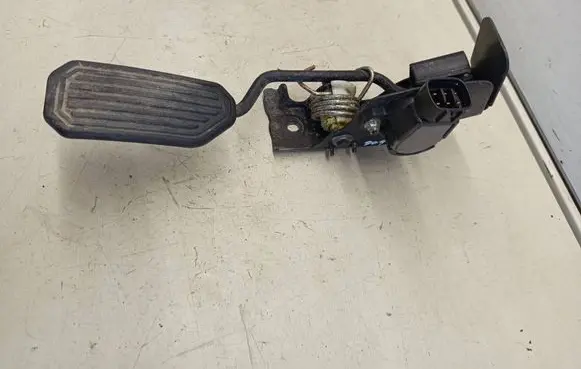 Toyota Avensis T250 Accelerator throttle pedal 8928152011 04H03 1983003031