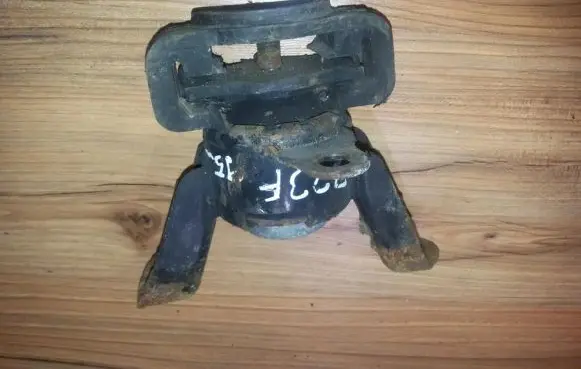 Mazda 323 F Engine mount bracket
