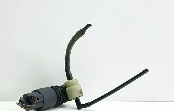 Volkswagen PASSAT B5 Windscreen/windshield washer pump