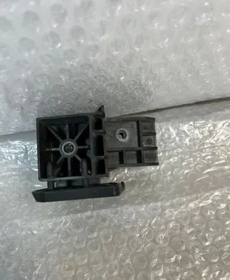 Front bumper mounting bracket