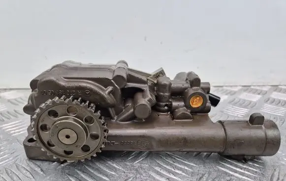 Mercedes-Benz A W176 Oil pump R2701810501 A2701800339 A2701800701