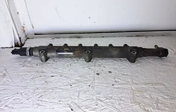 Volvo V70 Fuel main line pipe 8658252 0445215010 0281002475