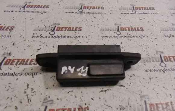 Toyota Avensis T270 Tailgate/boot open switch button 