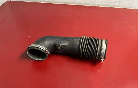 Cadillac SRX Air intake hose/pipe 25744215