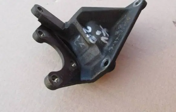 Suzuki Grand Vitara II Power steering pump mounting bracket 4912065J00