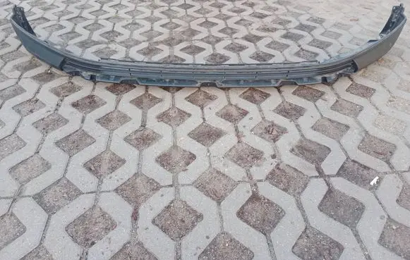 Front bumper lip