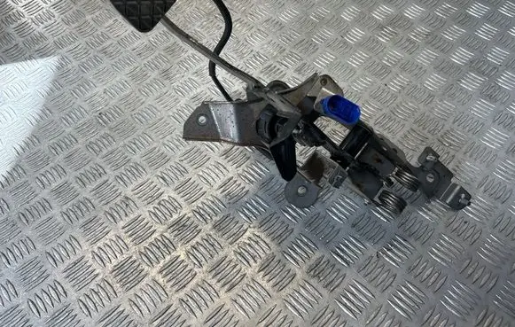 Mazda 3 II Clutch pedal 