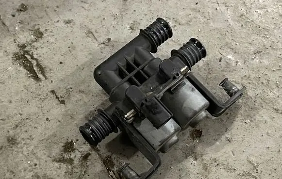 BMW X5 E53 Coolant heater control valve 6906652 1147412159 060313
