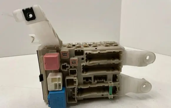Toyota Verso Fuse module 827300F051C 157311C21
