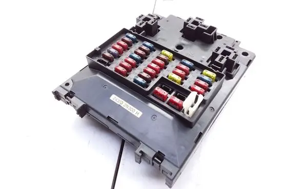 Nissan Almera Fuse module 243502N300H