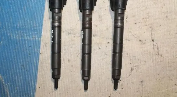 Volvo V60 Fuel injector 31303238