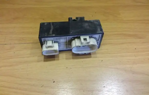 Volkswagen Golf III Coolant fan relay 1J0919506H 898884000