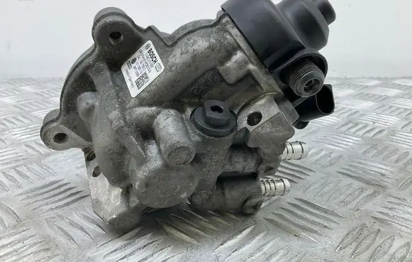 Volkswagen Golf VII Fuel injection high pressure pump 04L130755D