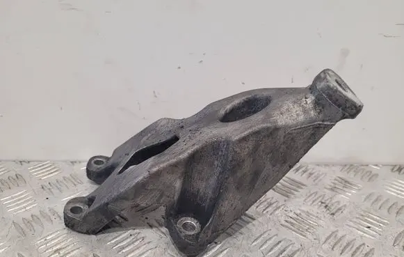 Engine mounting bracket