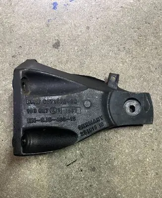 BMW 5 E60 E61 Engine mounting bracket 6771072
