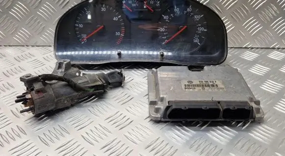 Volkswagen PASSAT B5 Engine ECU kit and lock set 038906018P 0281001720