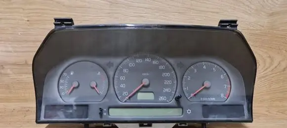 Volvo S70 V70 V70 XC Speedometer (instrument cluster) 9168138
