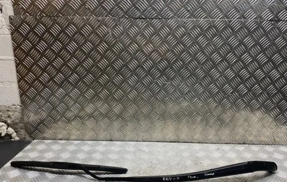 Toyota RAV 4 (XA40) Front wiper blade arm