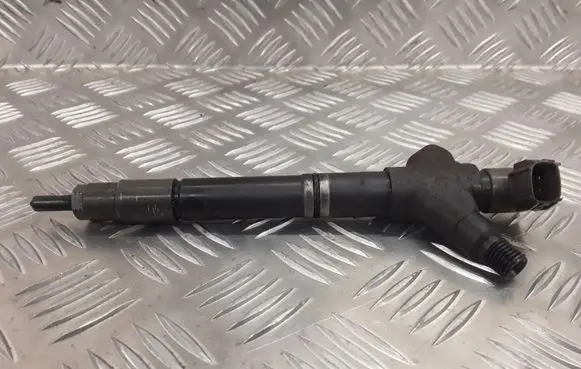 Toyota Verso Fuel injector 33082402