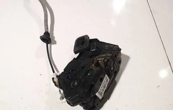 Volkswagen Cross Polo Front door lock 5K1837016B