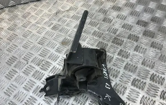 Toyota Yaris Engine mount bracket