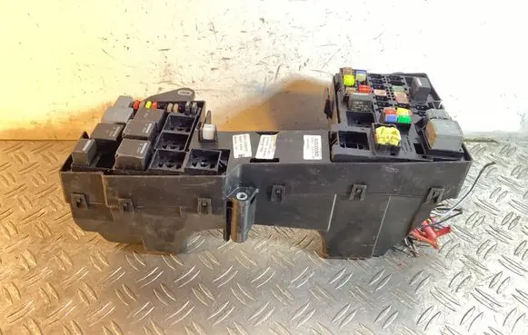 Jaguar XF X250 Fuse module 71545926