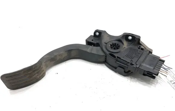 Accelerator throttle pedal